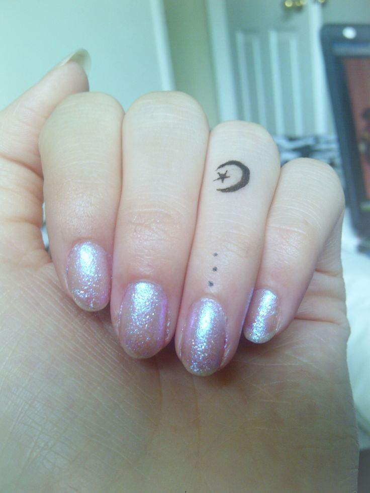 39 Lovely Moon Finger Tattoos