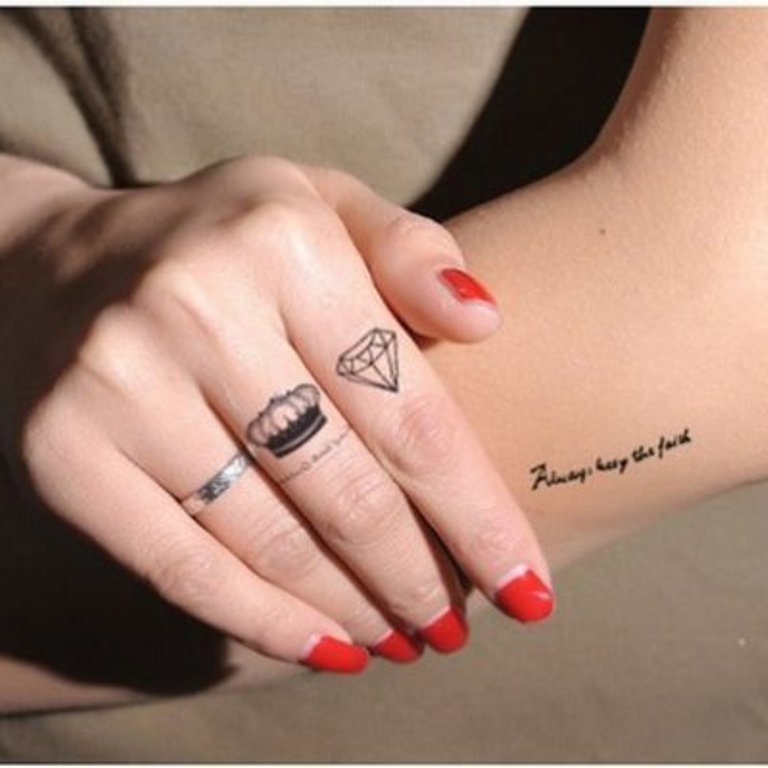 17 Stylish Queen Finger Tattoos