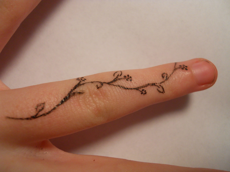 15 Awesome Vine Tattoos For Your Fingers