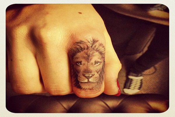 Lion Face Tattoo On knuckle