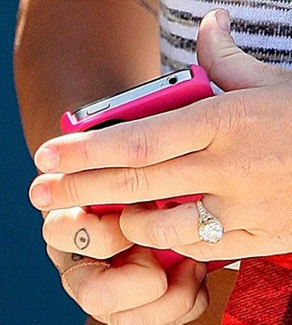 Miley Cyrus' Eye Tattoo on Her Finger
